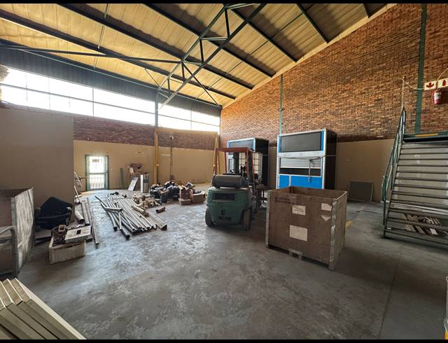 410M² WAREHOUSE TO LET IN STORMILL